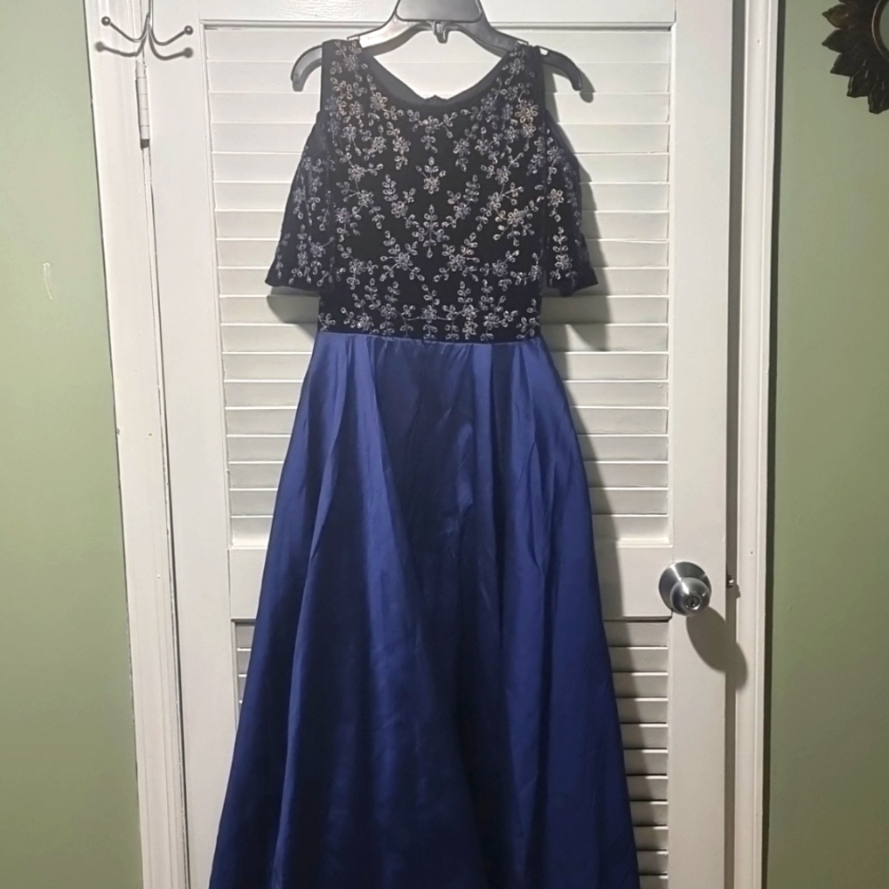 Maxi Embroidered Dress - Picture 2 of 9